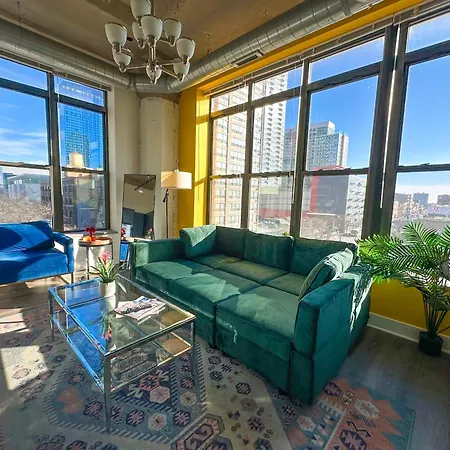 Bright 2Br Luxury Corner Suite With Optional Parking Sleeps 6 Guests Near Mccormick Place And Soldier Field