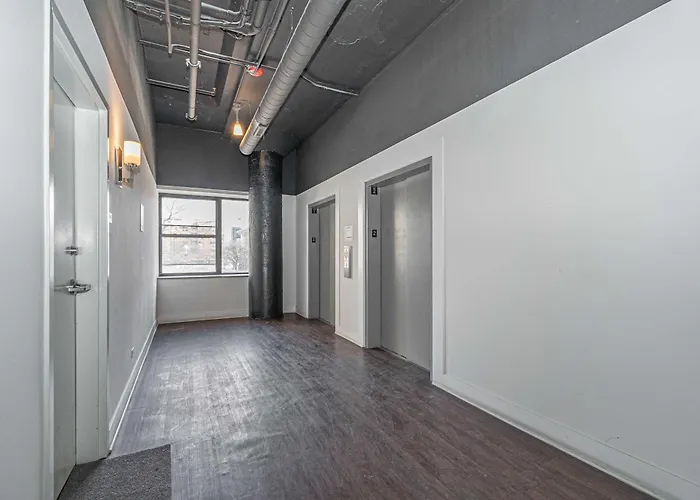 Bright 2br Luxury Corner With Optional Parking Sleeps 6 Guests Near Mccormick Place And Soldier Field *