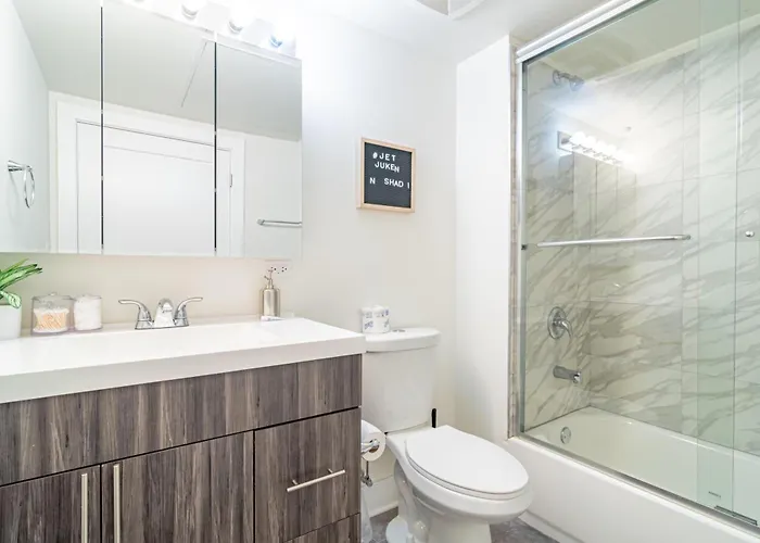 Bright 2br Luxury Corner With Optional Parking Sleeps 6 Guests Near Mccormick Place And Soldier Field * Chicago
