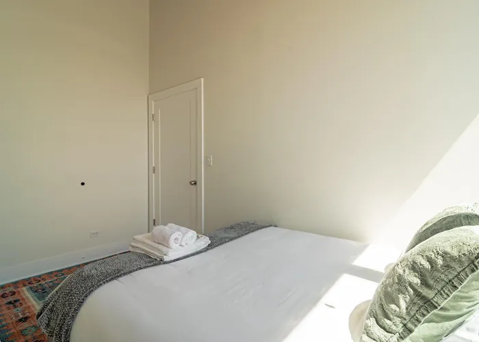 Bright 2br Luxury Corner With Optional Parking Sleeps 6 Guests Near Mccormick Place And Soldier Field *