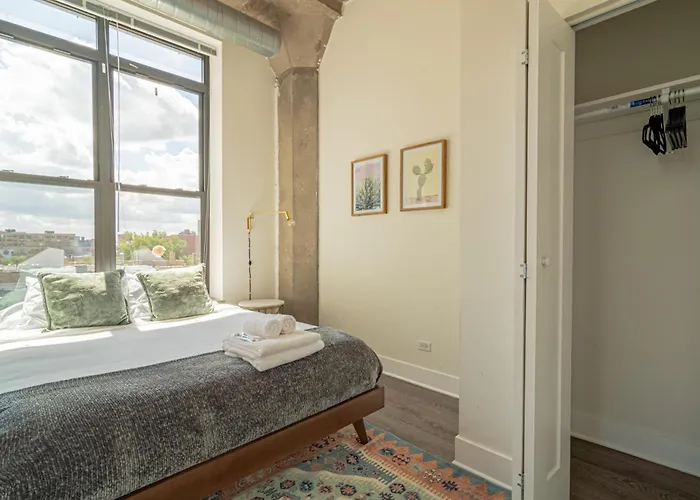 Bright 2br Luxury Corner With Optional Parking Sleeps 6 Guests Near Mccormick Place And Soldier Field * Chicago