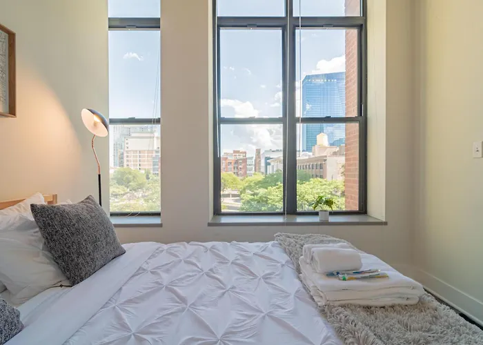 Bright 2br Luxury Corner With Optional Parking Sleeps 6 Guests Near Mccormick Place And Soldier Field *