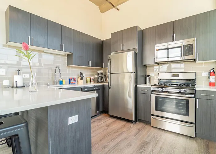 Bright 2br Luxury Corner With Optional Parking Sleeps 6 Guests Near Mccormick Place And Soldier Field Chicago