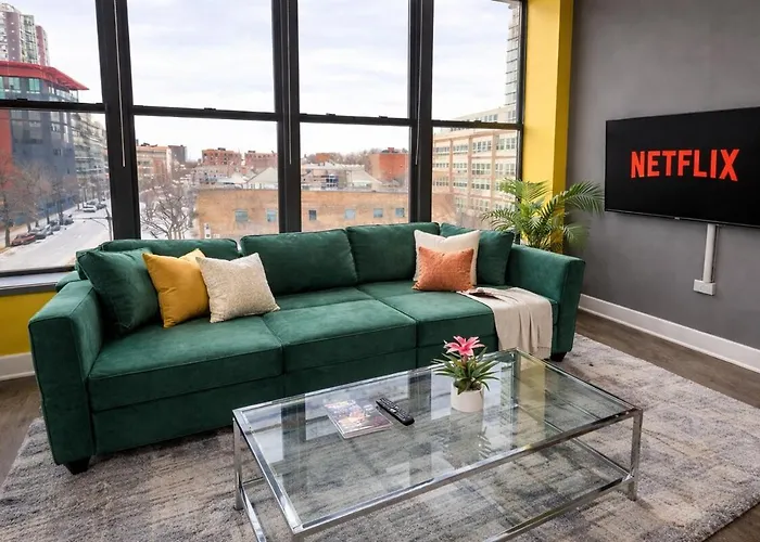 Bright 2br Luxury Corner With Optional Parking Sleeps 6 Guests Near Mccormick Place And Soldier Field *