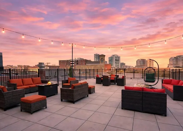 Bright 2br Luxury Corner With Optional Parking Sleeps 6 Guests Near Mccormick Place And Soldier Field *